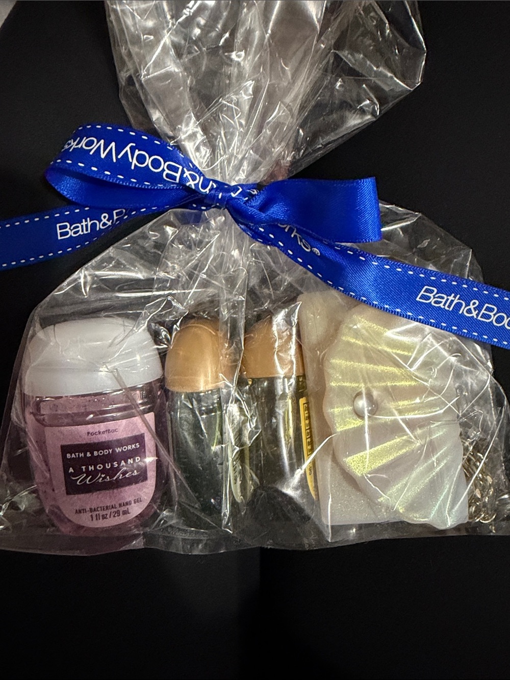 Bath & Body Works Blue Ribbon Gift Set with 4 hand sanitizers and a shell holder